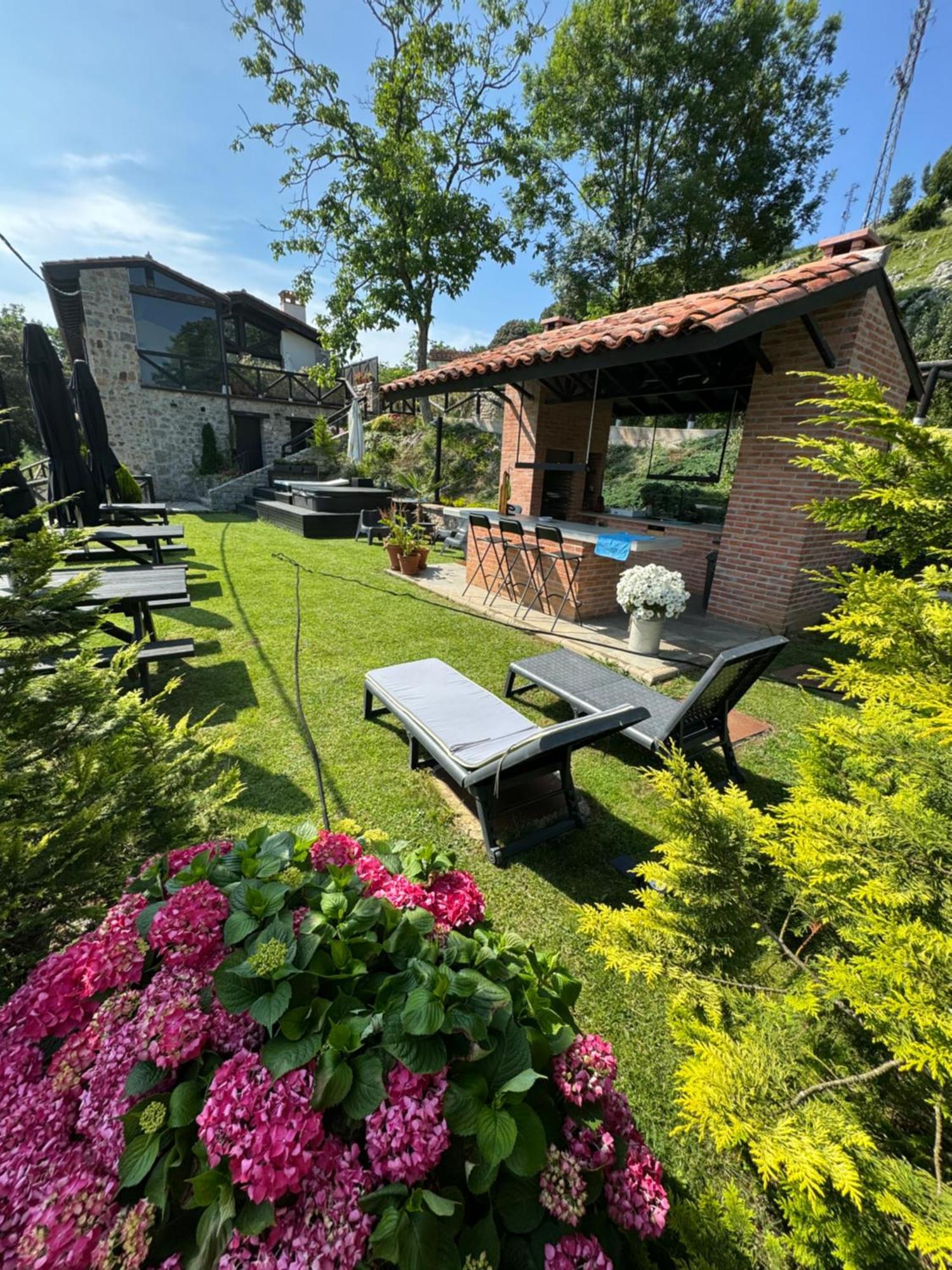 Apartamentos Picabel Onís Eksteriør billede